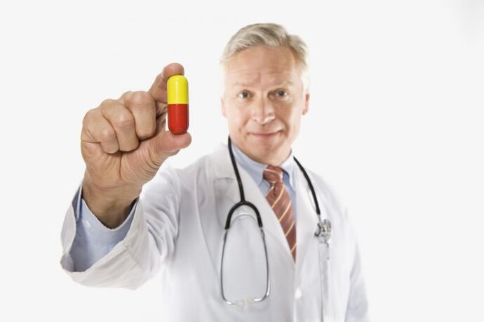 Zdravnik ponuja zdravilo za prostatitis